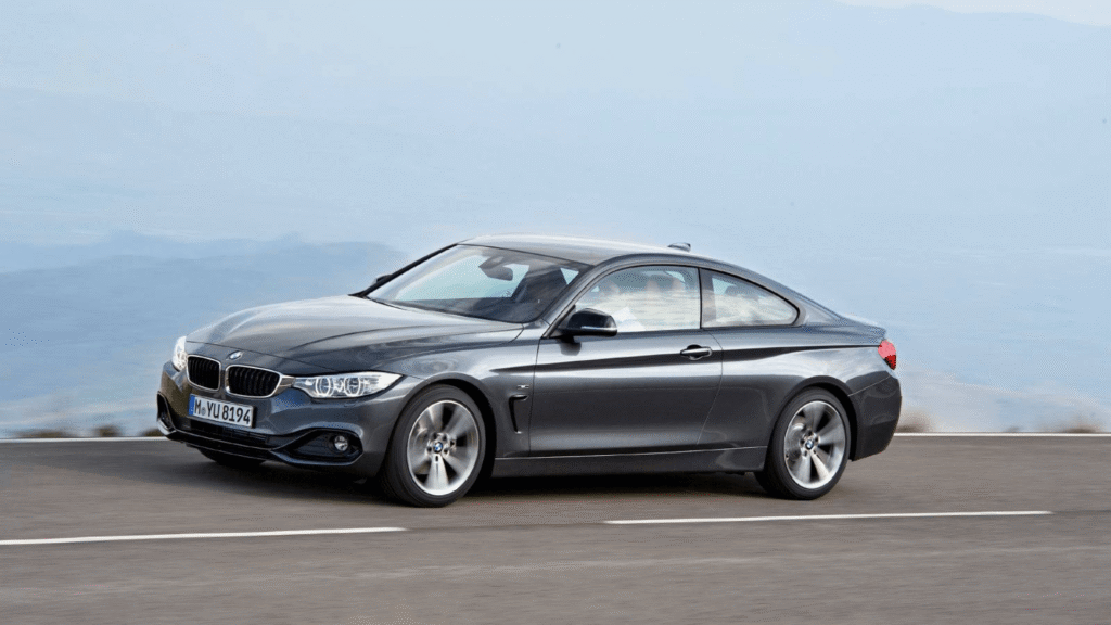 BMW 435iA 2014 cinza em movimento na estrada.