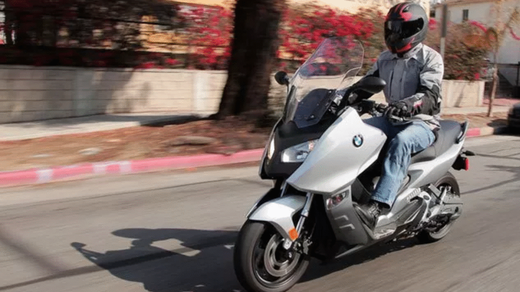 BMW C 600 2014 branca em movimento na estrada.