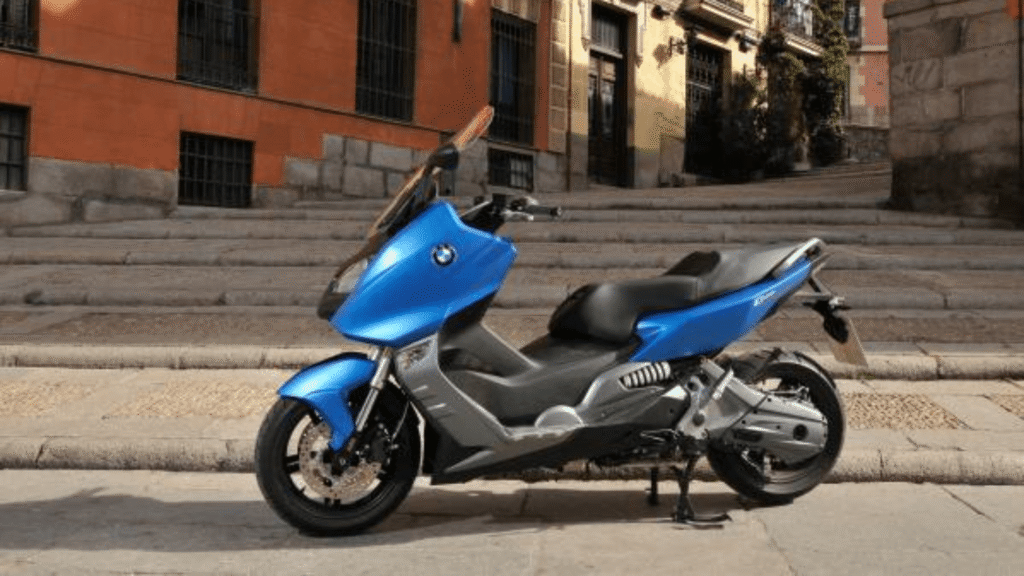 BMW C 650 2015 azul parada de lado.