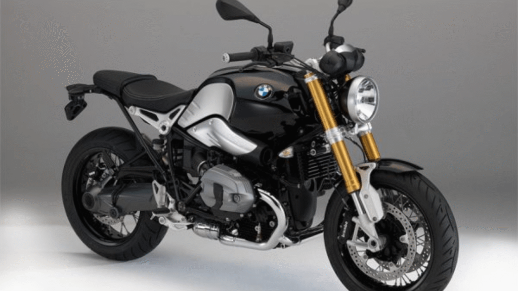 BMW R 1200 2014 preta parada na diagonal em um fundo cinza.