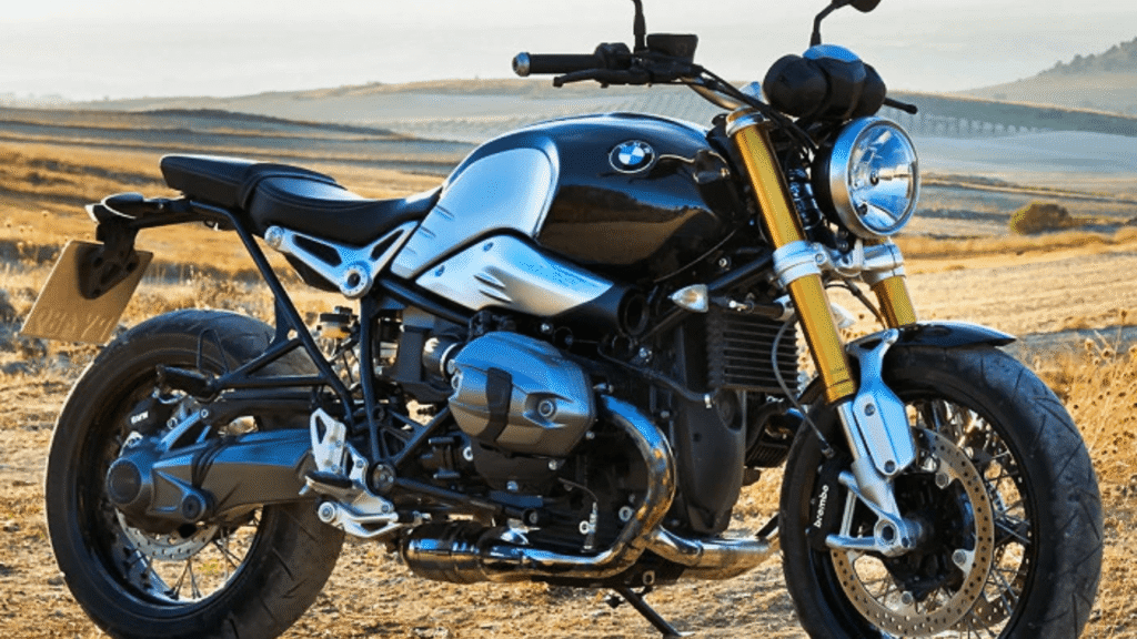 BMW R 1200 2015 preta parada de lado em uma plantação.