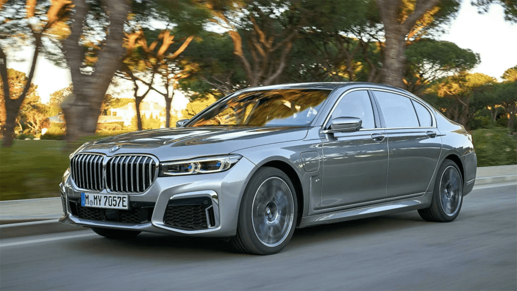 BMW 745Le 2021 cinza em movimento na estrada.