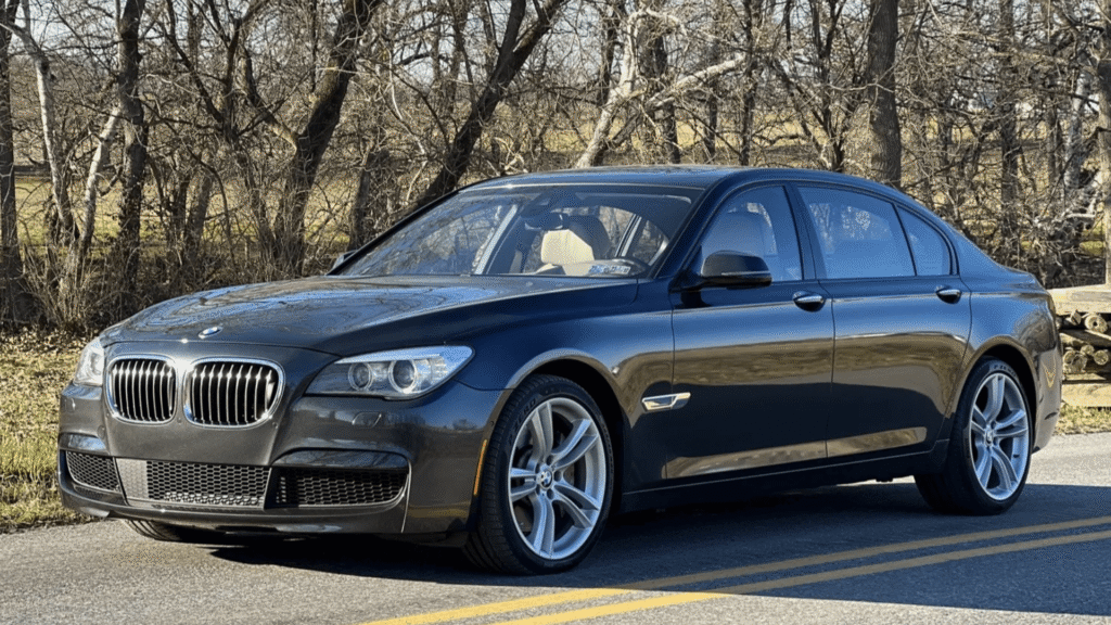 BMW 750 2013 preto parado na diagonal.