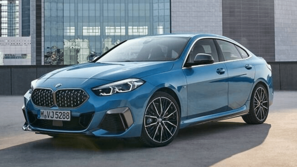 BMW 218i 2022 azul parado na diagonal.