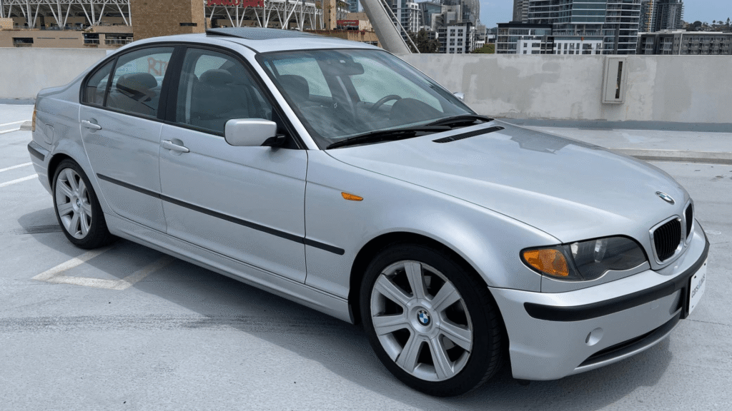 BMW 325iA 2003 prata parado na diagonal.