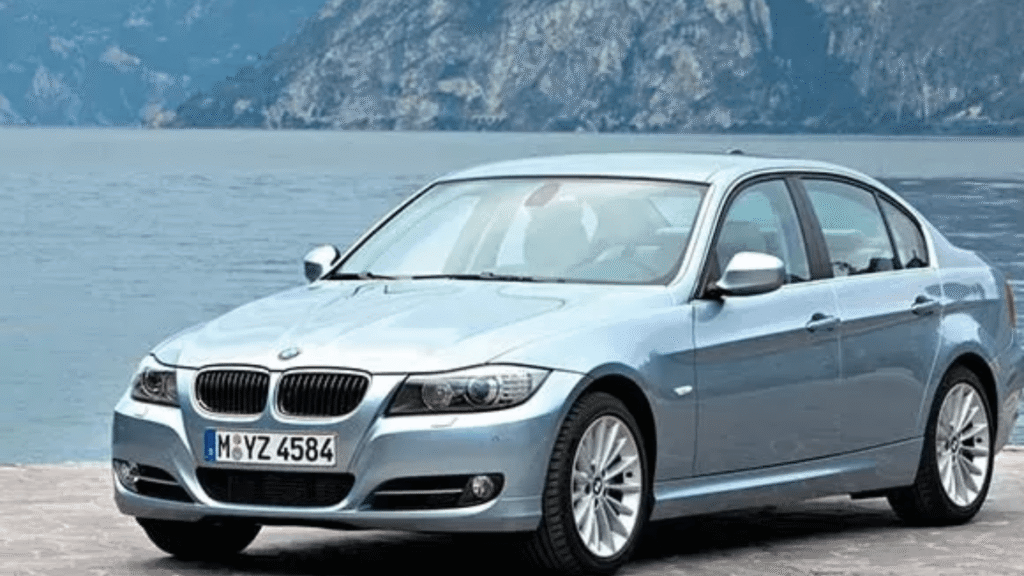 BMW 325iA 2007 azul parada na diagonal.