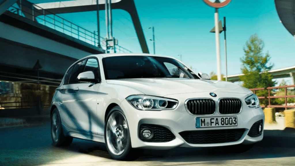BMW 120iA 2007 branco parado na diagonal.