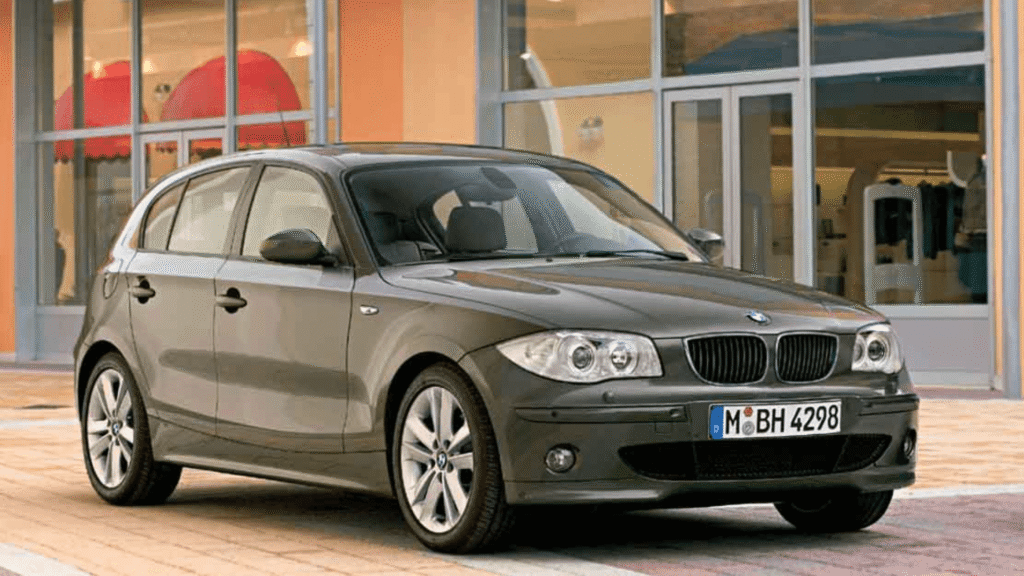 BMW 130iA 2008 cinza parada na diagonal.