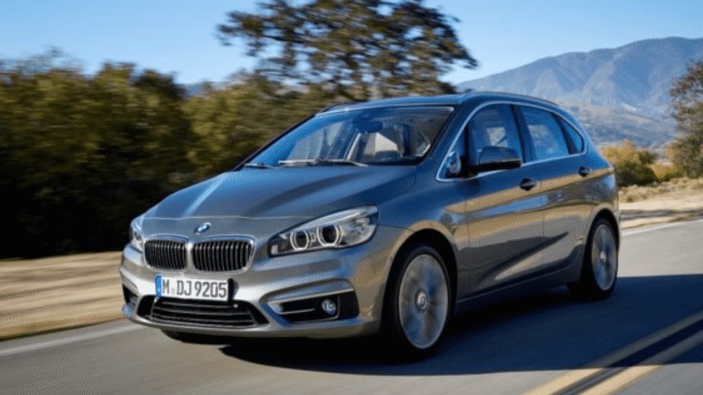 BMW 220i 2018 cinza em movimento na estrada.