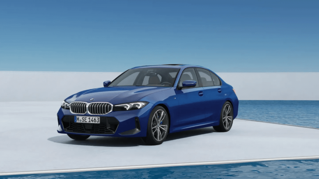 BMW 320iA 2007 azul parada na diagonal.