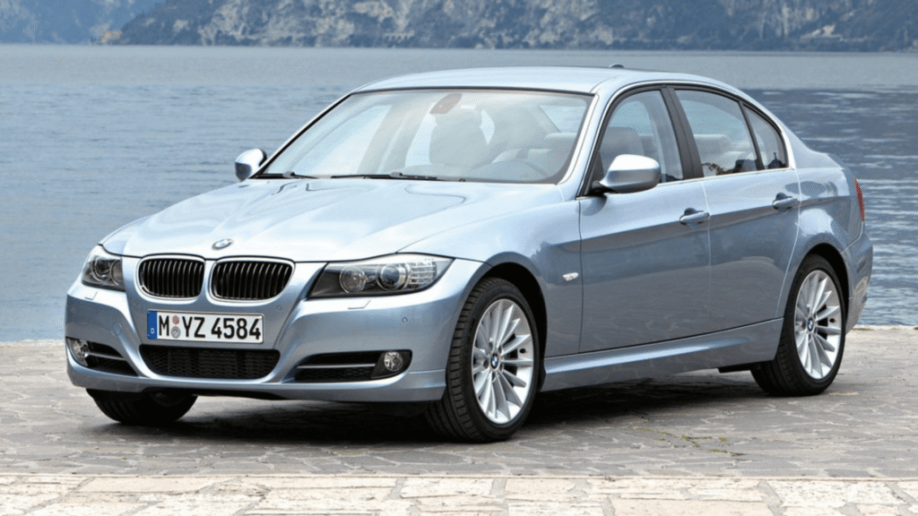 BMW 325iA 2009 azul parado na diagonal.