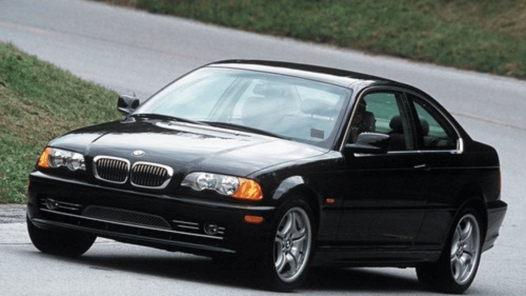 BMW 330Ci 2000 preto fazendo uma curva.