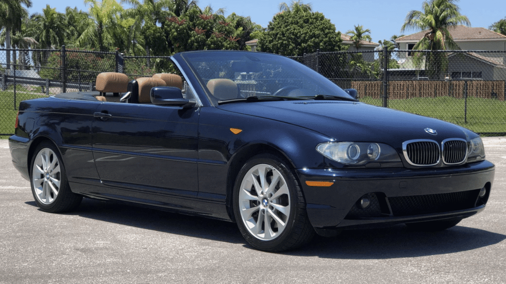 BMW 330Ci 2004 azul sem teto parado na diagonal.