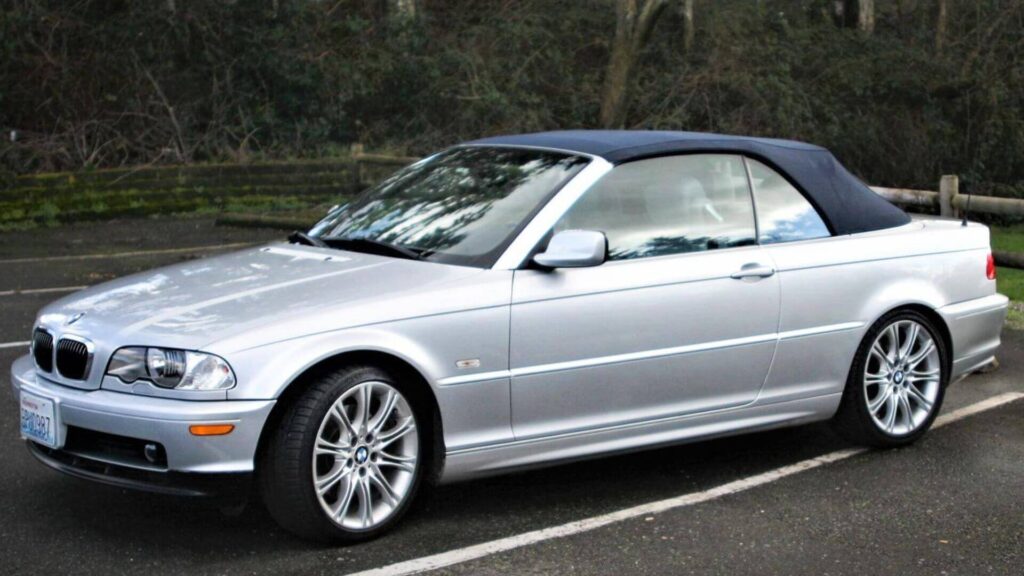 BMW 330CiA 2003 prata parado na diagonal.