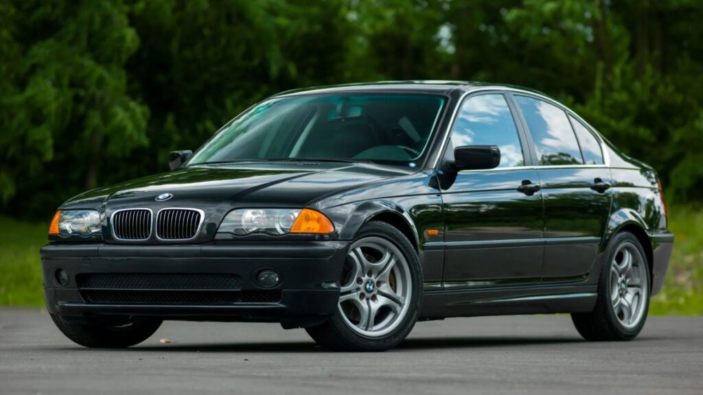 BMW 330i 2001 preto parado na diagonal.
