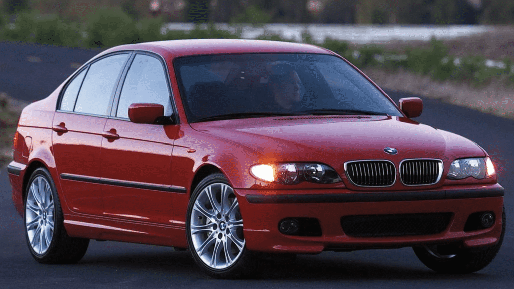 BMW 330iA 2004 vermelho parado na diagonal.