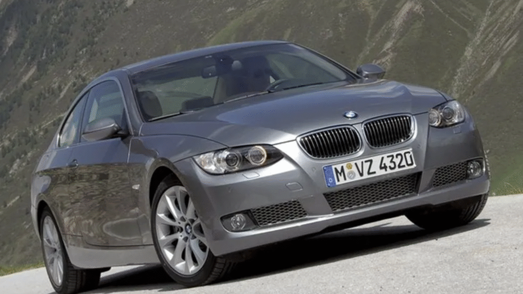 BMW 335iA 2007 cinza parada na diagonal.