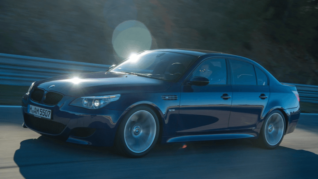 BMW 550iA 2007 azul em movimento na estrada.