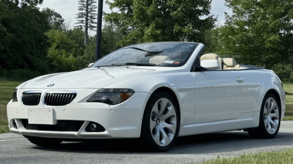 BMW 650Ci 2007 branco parado na diagonal.