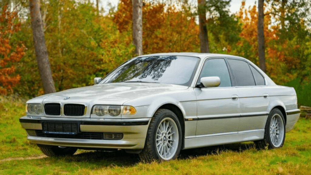 BMW 750iA 2000 prata parado na diagonal.