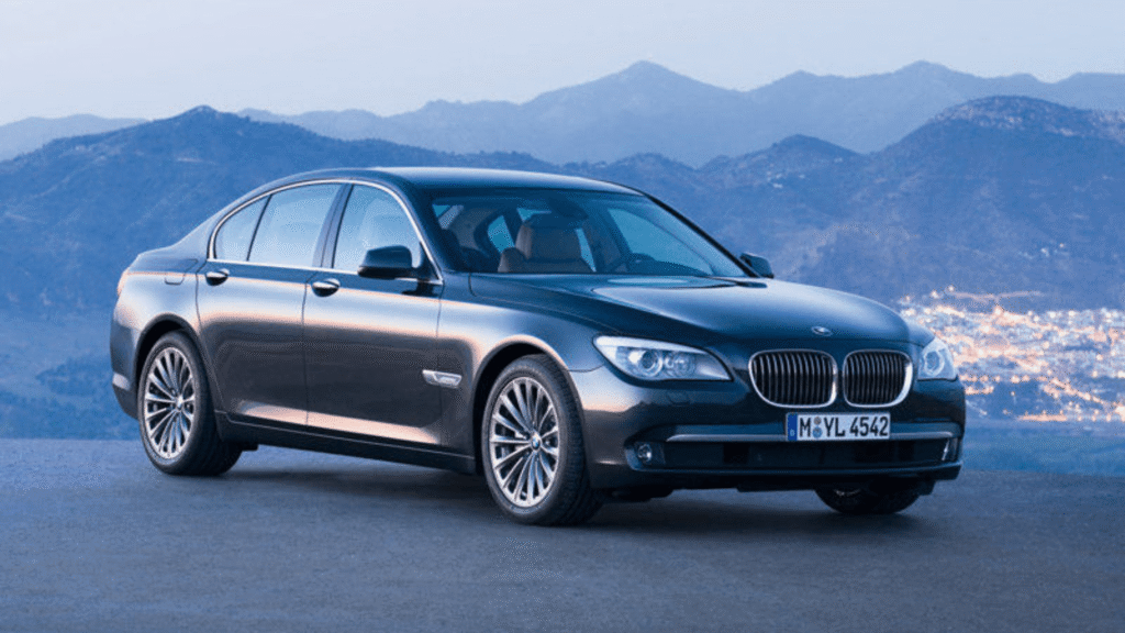 BMW 750iA 2014 parado na diagonal.