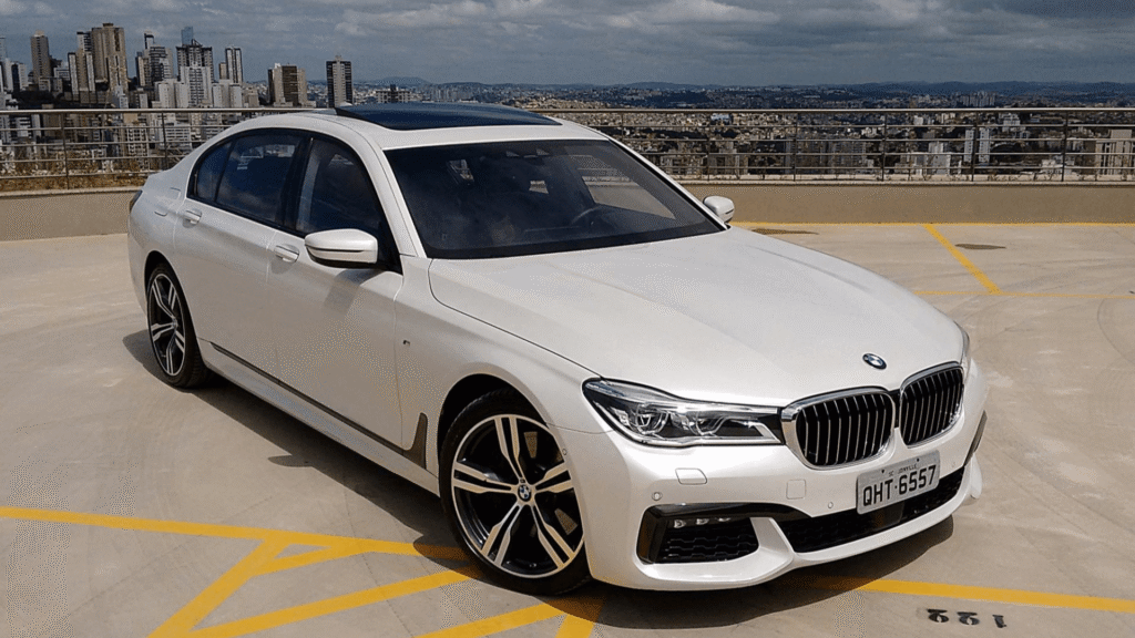 BMW 750iL 2017 branco parado na diagonal.