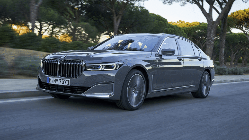 BMW 750iL 2019 cinza em movimento na estrada.