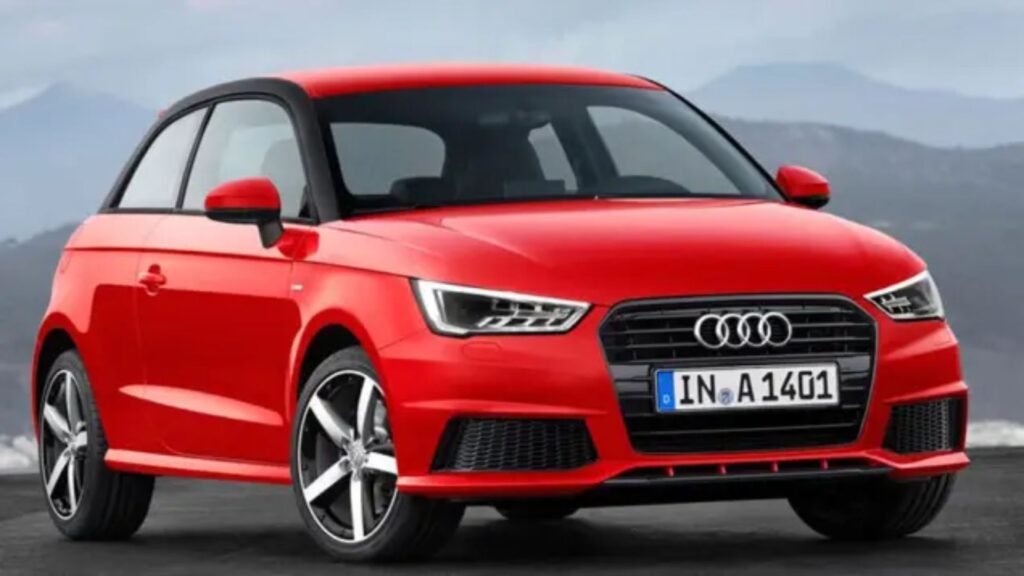 Audi A1 2015 vermelho parado na diagonal.
