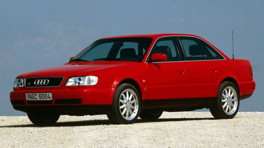 Audi S6 1994 vermelho parado na diagonal.