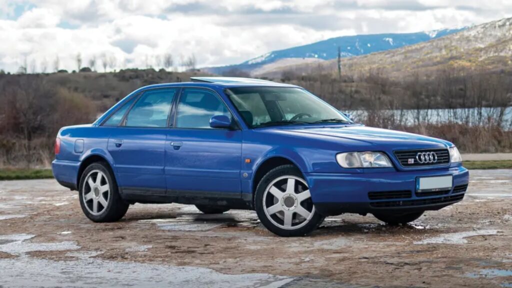 Audi S6 1996 azul parado na diagonal.