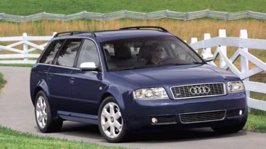 Audi S6 2002 azul parado na diagonal.