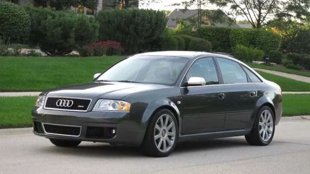 Audi S6 2003 cinza parado na diagonal.