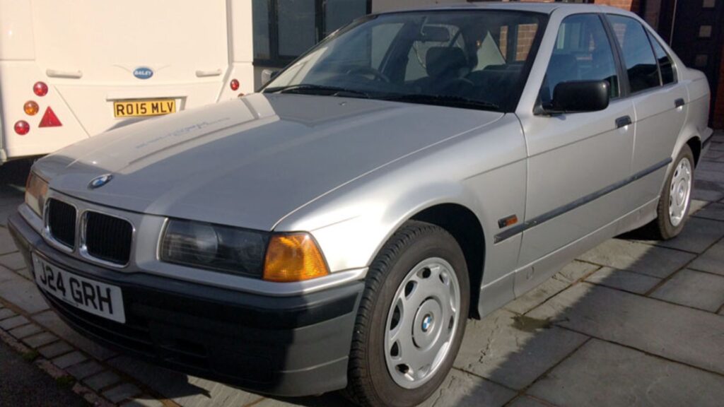 BMW 316 1992 prata parado na diagonal.