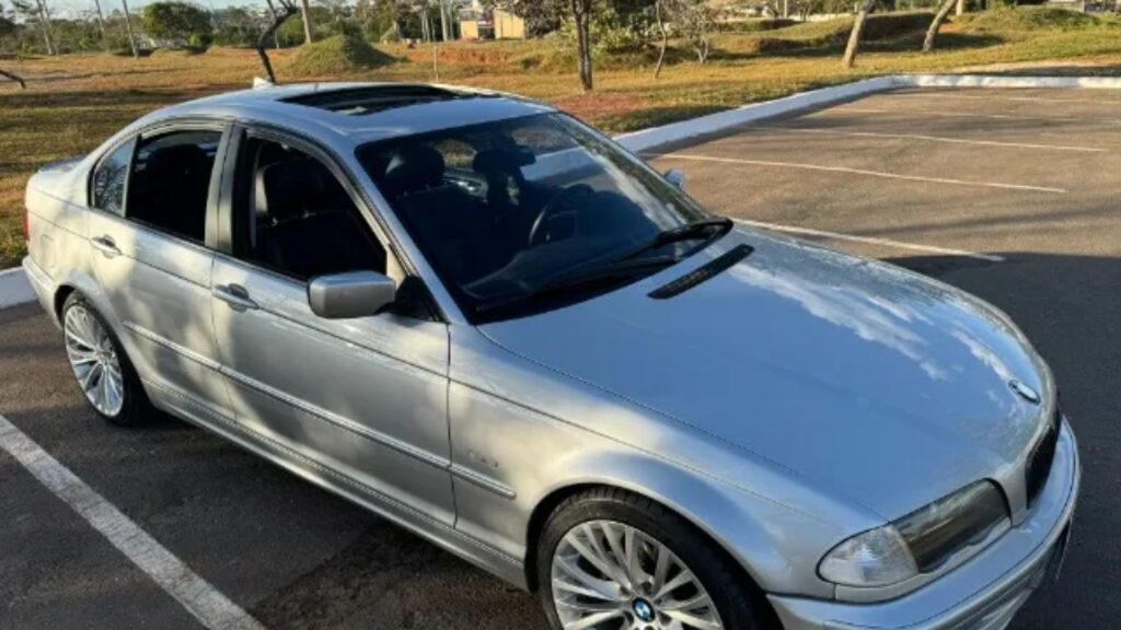 BMW 323i 2001.