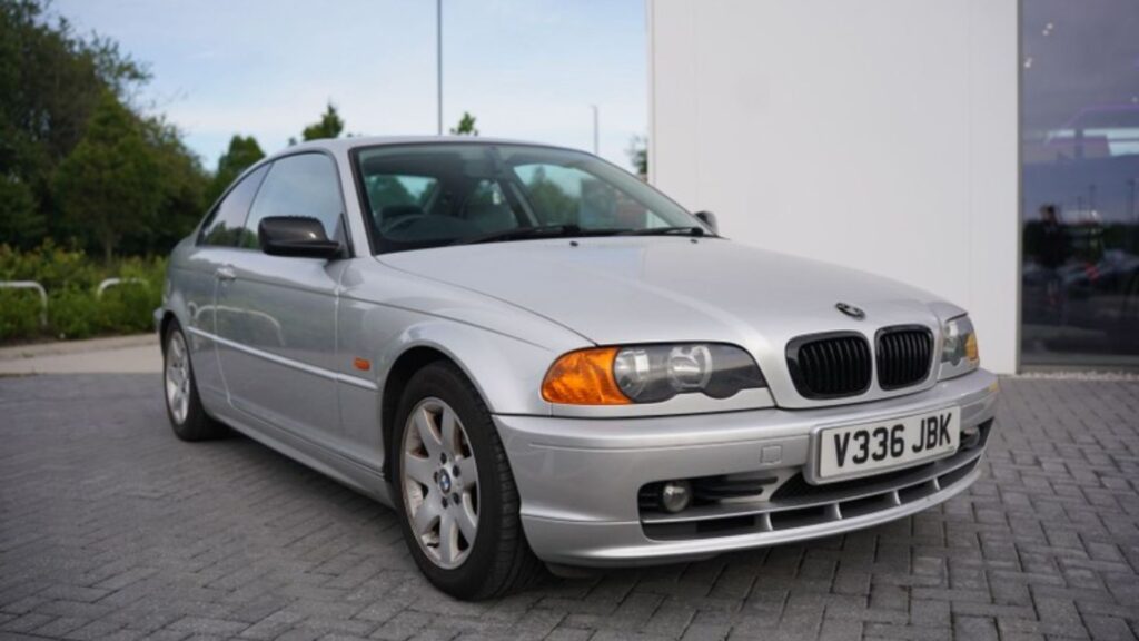 BMW 323Ci 1999 prata  parado parado.