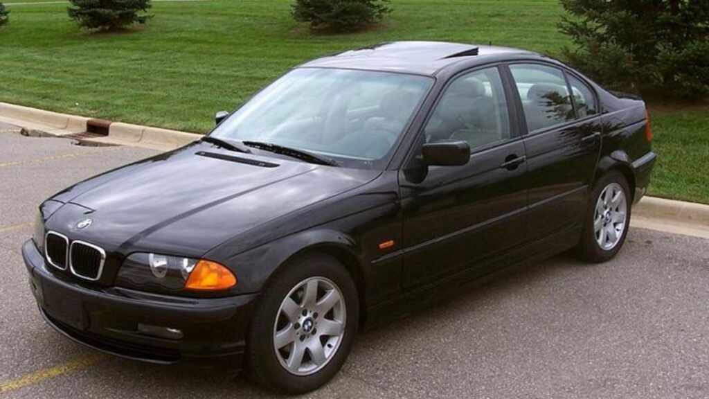 BMW 323iA 2000 preto parado.