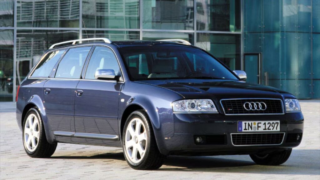 Audi S6 2001 azul parado na diagonal.