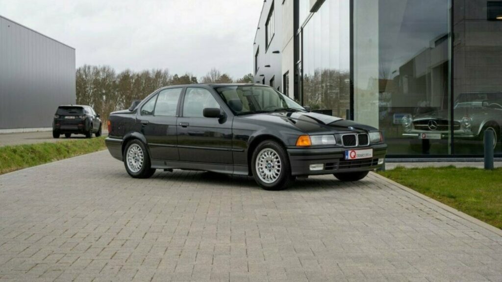 BMW 316 1993 preto parado na diagonal.