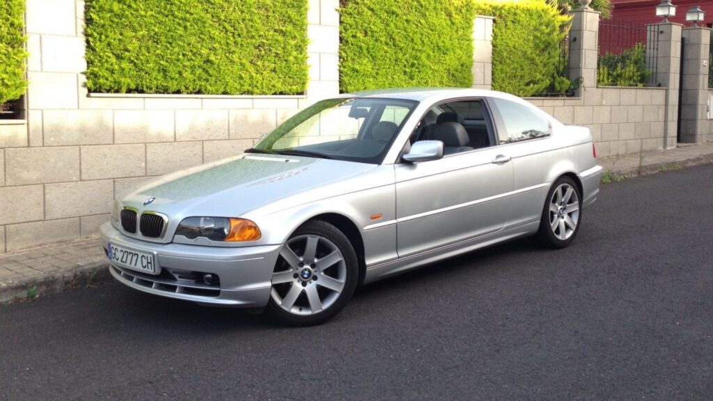 BMW 323Ci 2000 cinza parada na beirada da estrada.