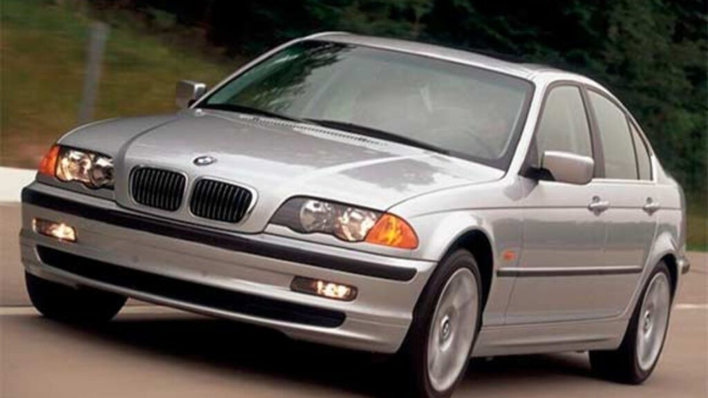 BMW 323iA 2002 prata em movimento.