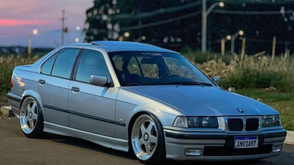BMW 323i 1998 prata parada.