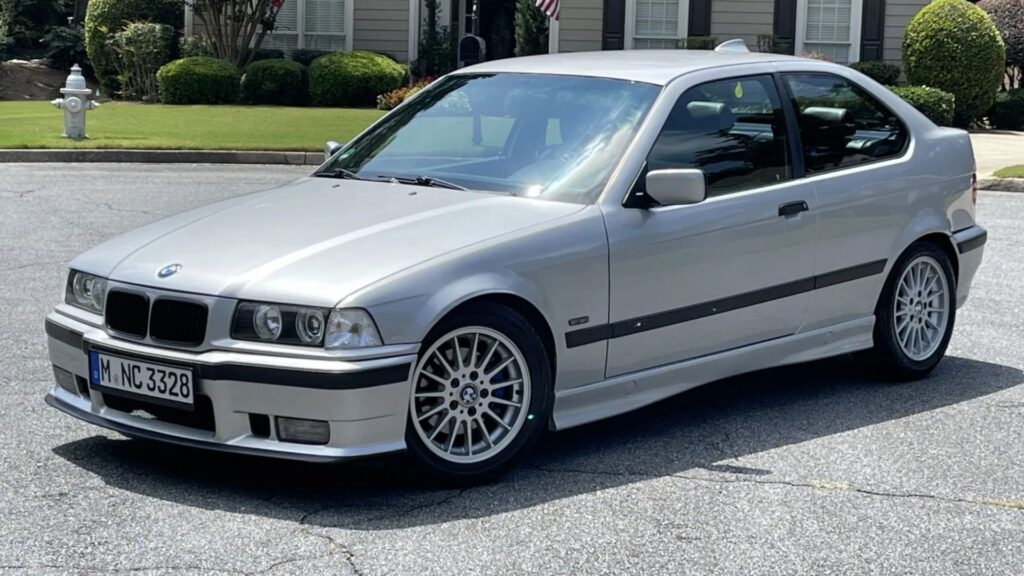 BMW 323ti 1998 prata parado na diagonal.