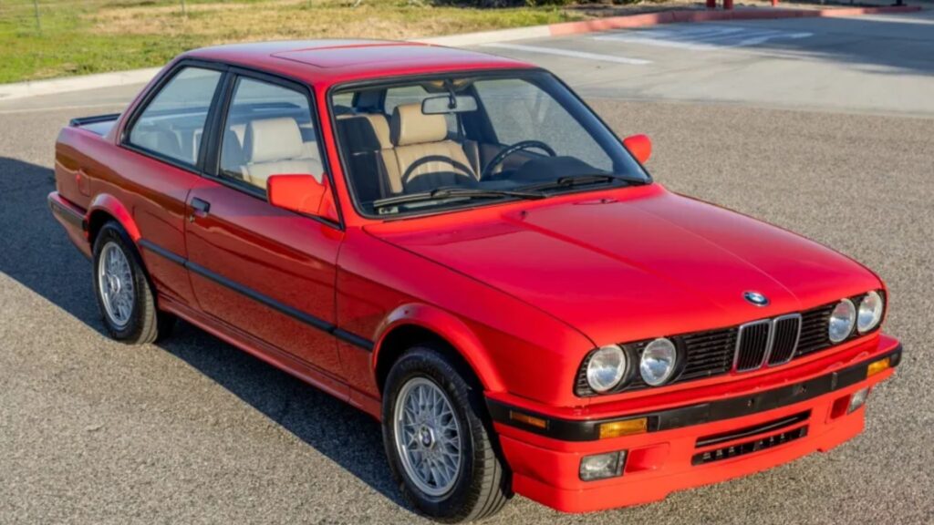 BMW 325i 1991 vermelha parada na diagonal.