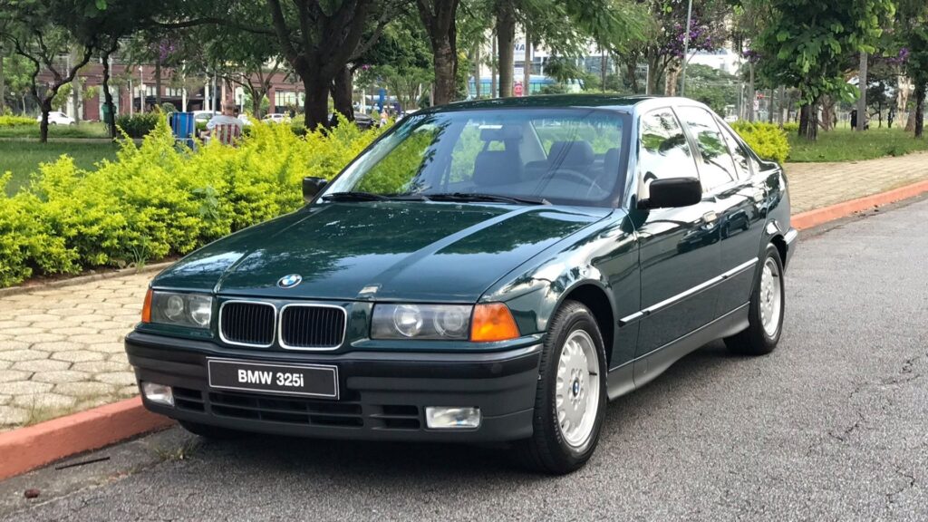 BMW 325i 1993 verde estacionada.