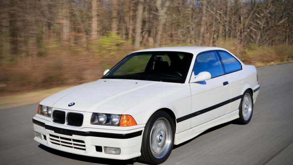 BMW 325i 1994 branco em movimento.